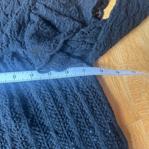 Zara Crochet Lace Bell Sleeve Long sleeve Crop Black ruffle Shoulder Size Small - Picture 9 of 10